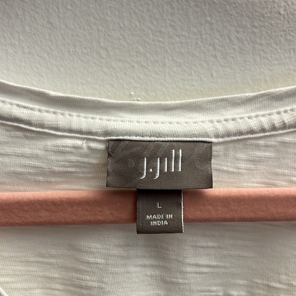 🐻‍❄️j.jill V-Neck Tee - Picture 5 of 6